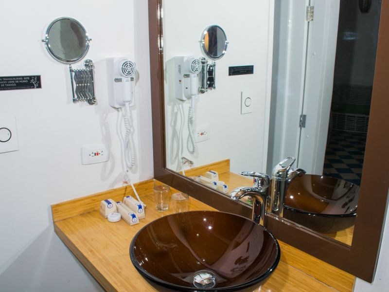 Café, tocador del baño