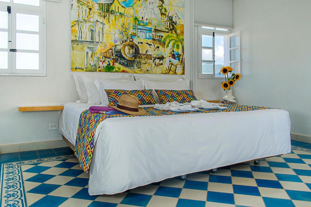 Macondo, cama king con girasoles y mural