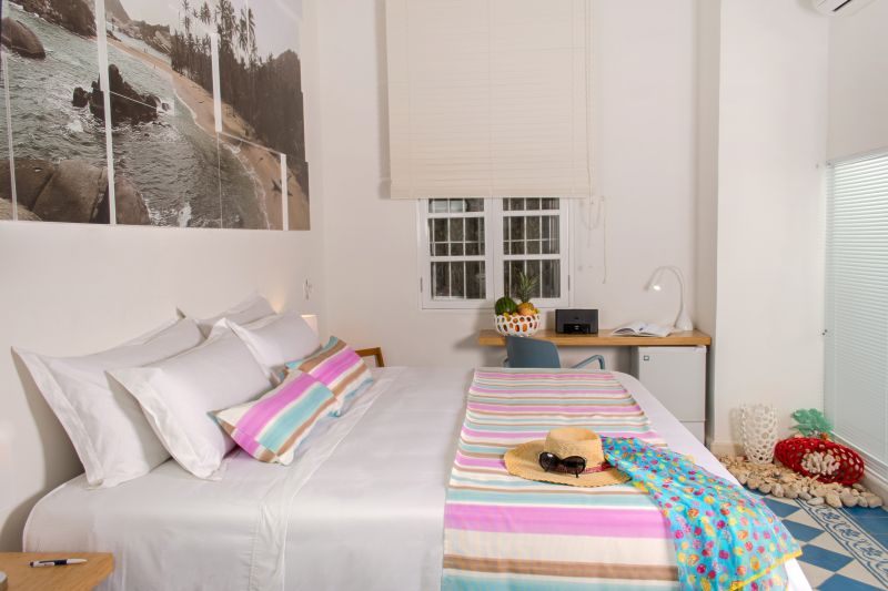 Cabo San Juan, cama con cojines de colores