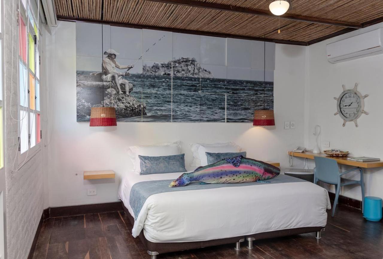 El Viejo y El Mar, cama, escritorio y timón decorativo