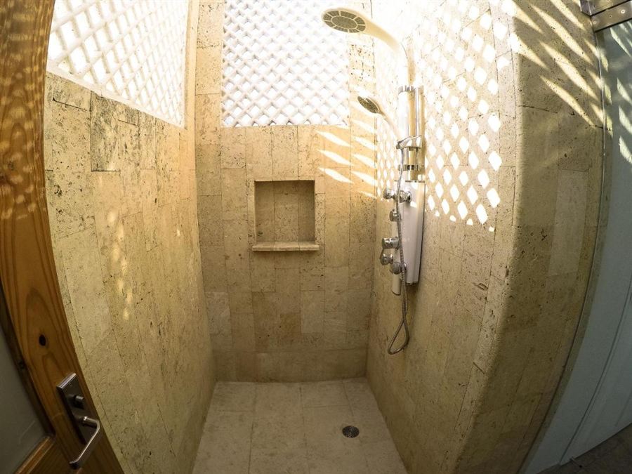 Ducha de piedra del spa de Placita Vieja