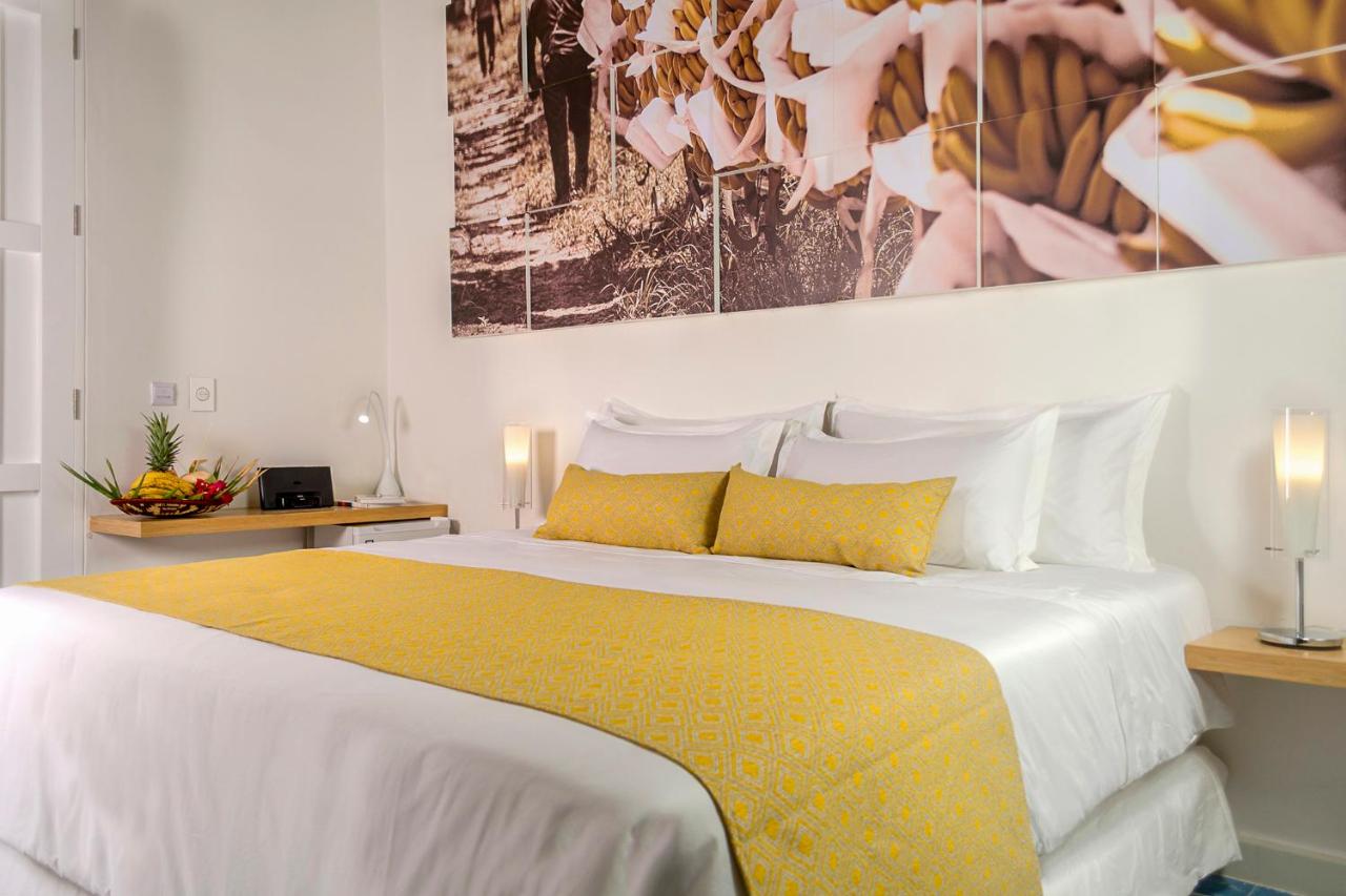 Zona Bananera, cama king con detalles en amarillo